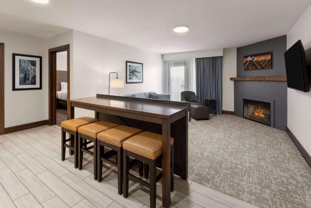 King Lodge Suite with Sunset View and Bathtub w/Grab Bars - Mobility Accessible/Non-Smoking interior